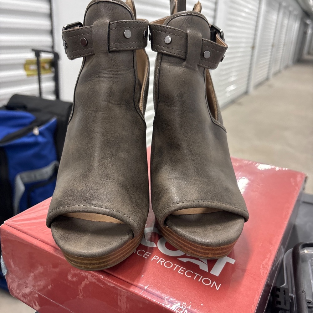 Heels - Picture 2 of 5